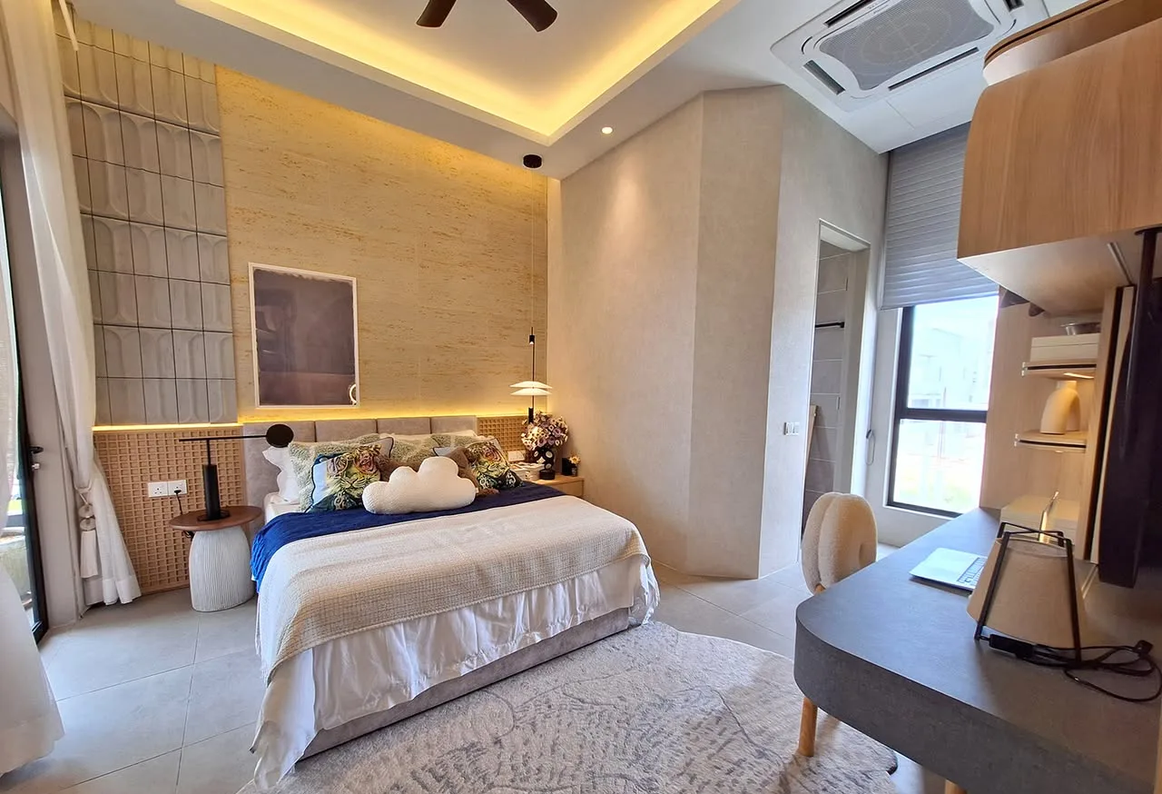 Subaru show unit master bedroom, high ceiling, natural light